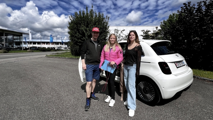 Uebergabe_Fiat-e500_durch_AXA_Mobility