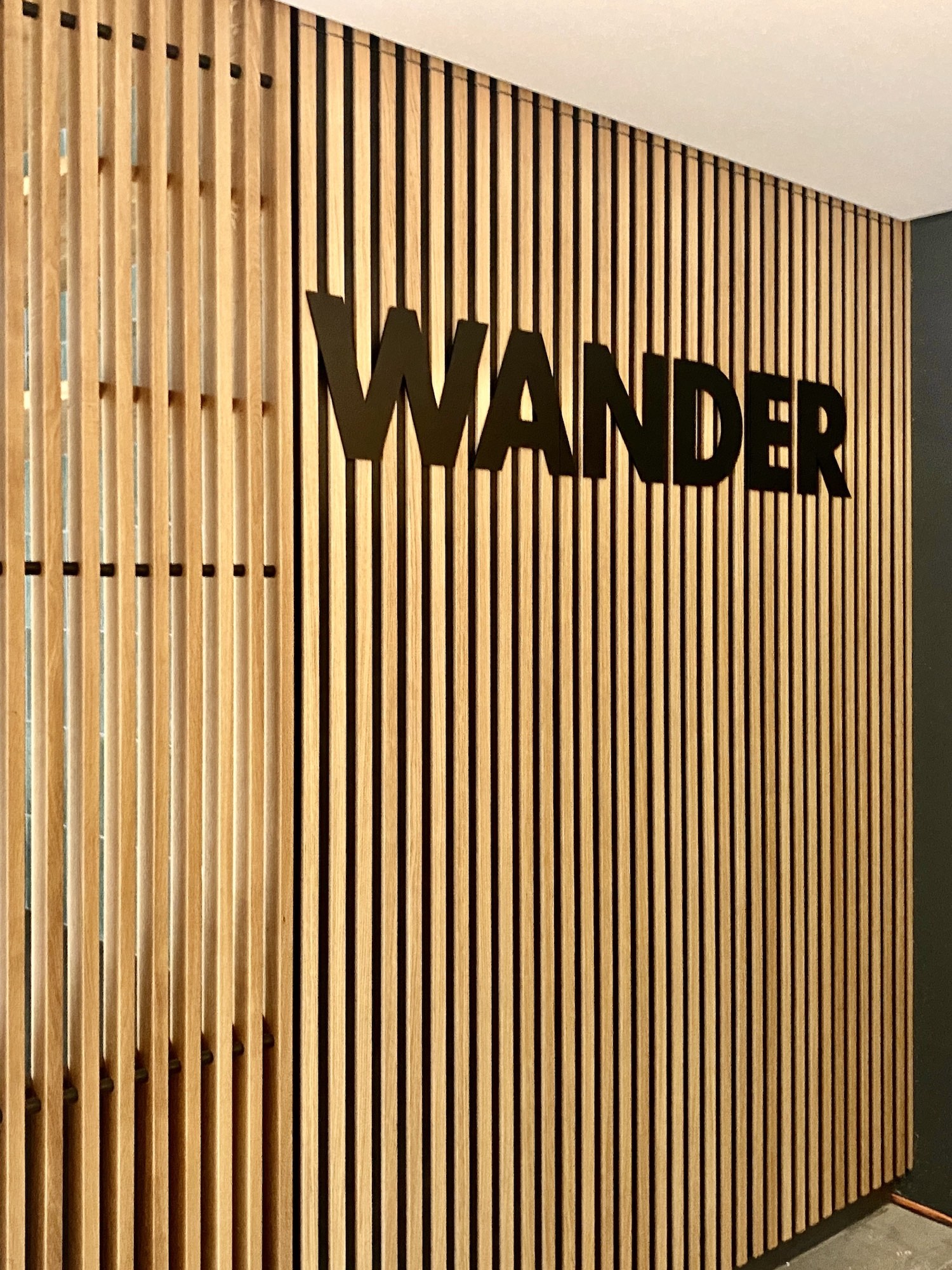 Kreative Beschriftung für Büroräumlichkeiten von Wander AG