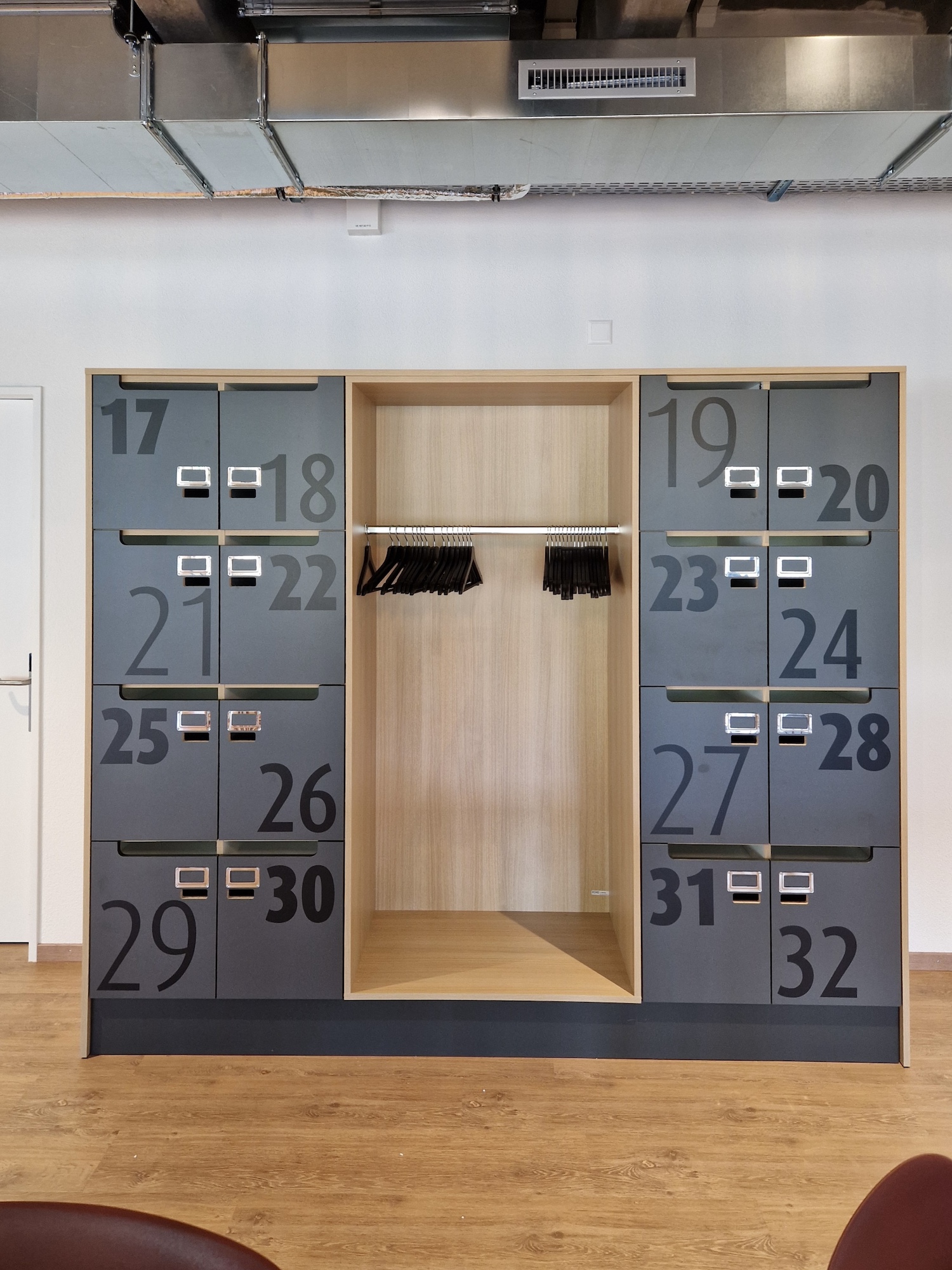 Kreative Beschriftung für Büroräumlichkeiten von Wander AG