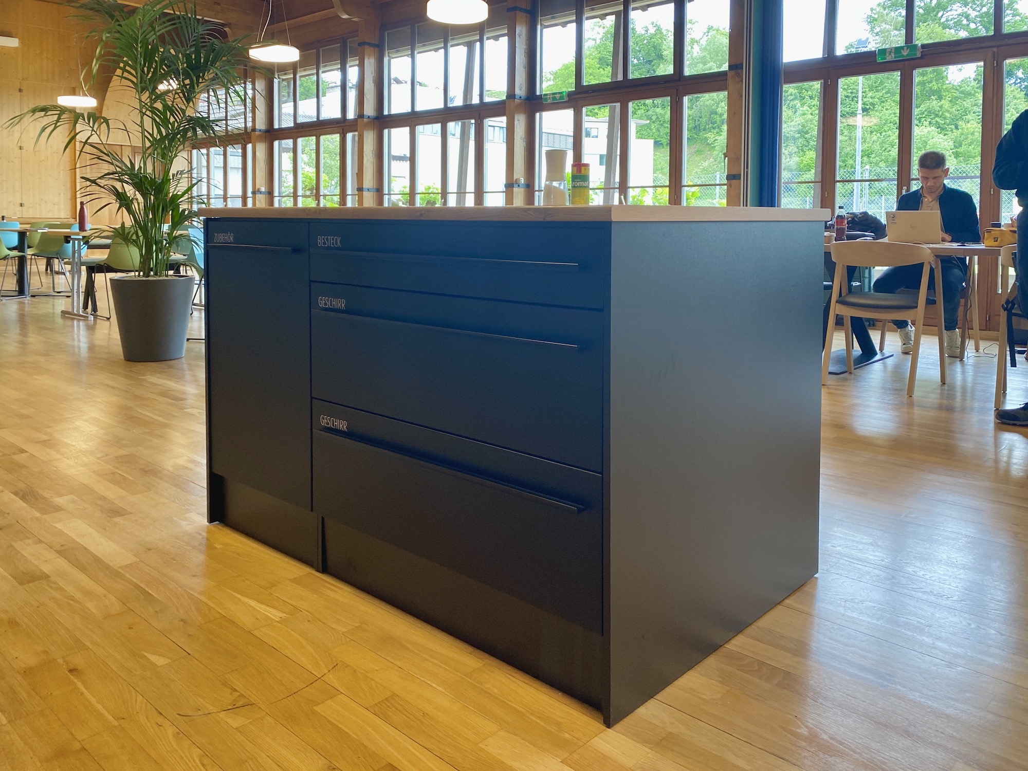 Kreative Beschriftung für Büroräumlichkeiten von Wander AG