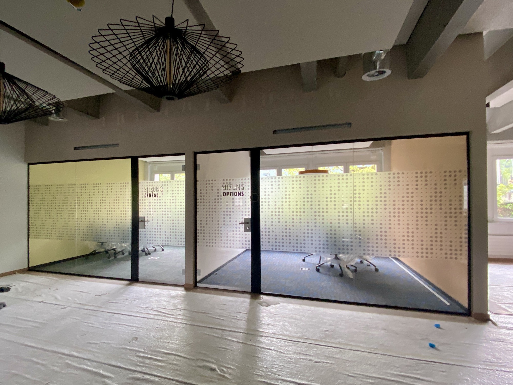 Kreative Beschriftung für Büroräumlichkeiten von Wander AG