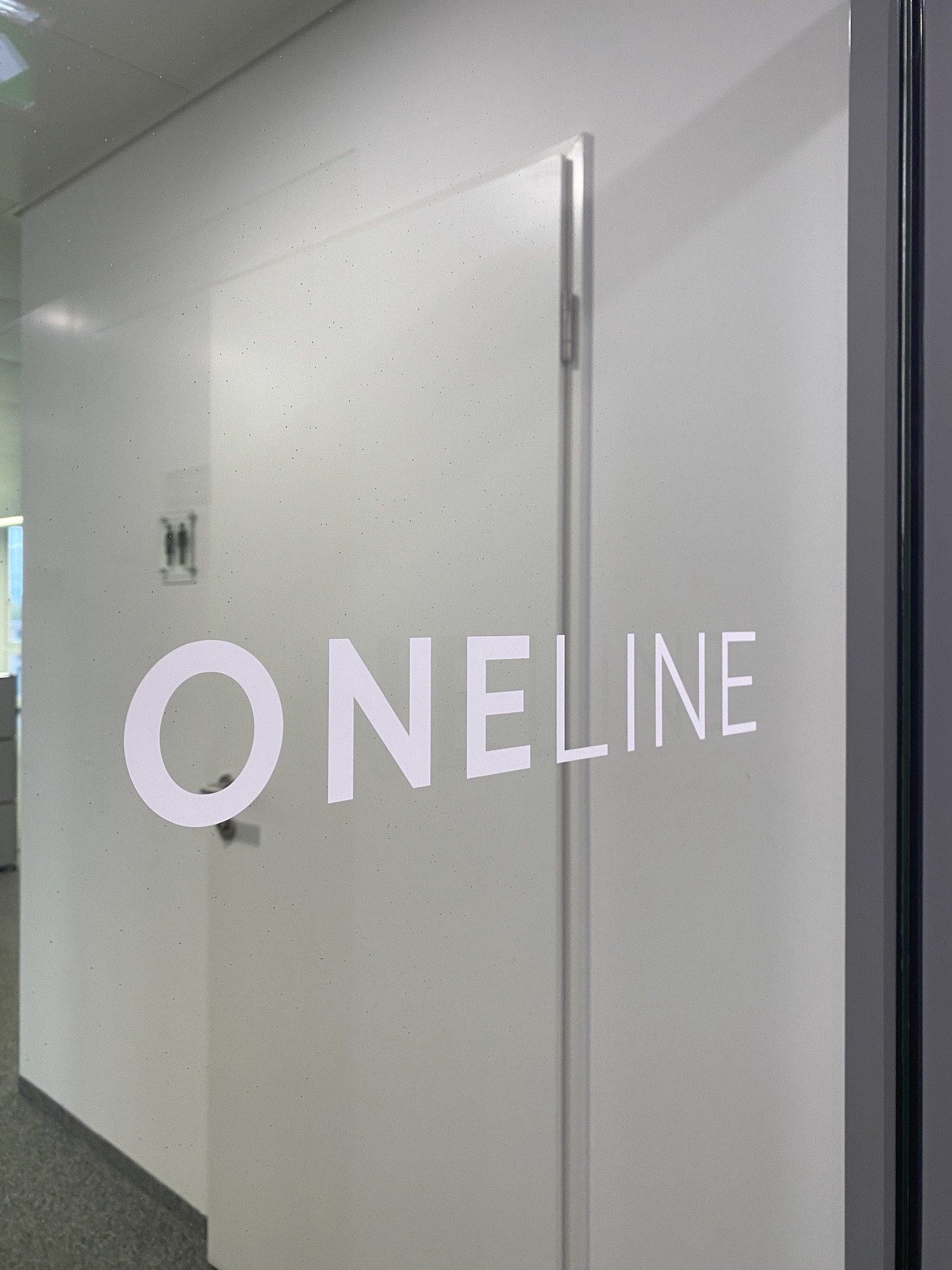 Dezente Türbeschriftung für Agentur ONELINE
