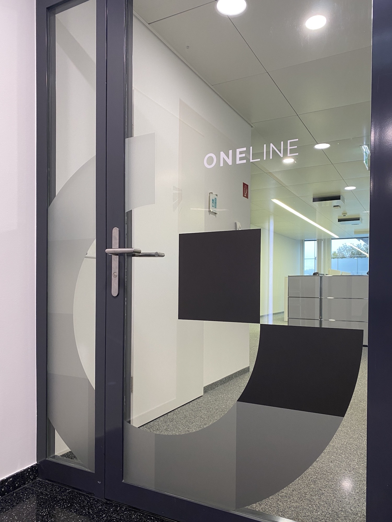 Dezente Türbeschriftung für Agentur ONELINE