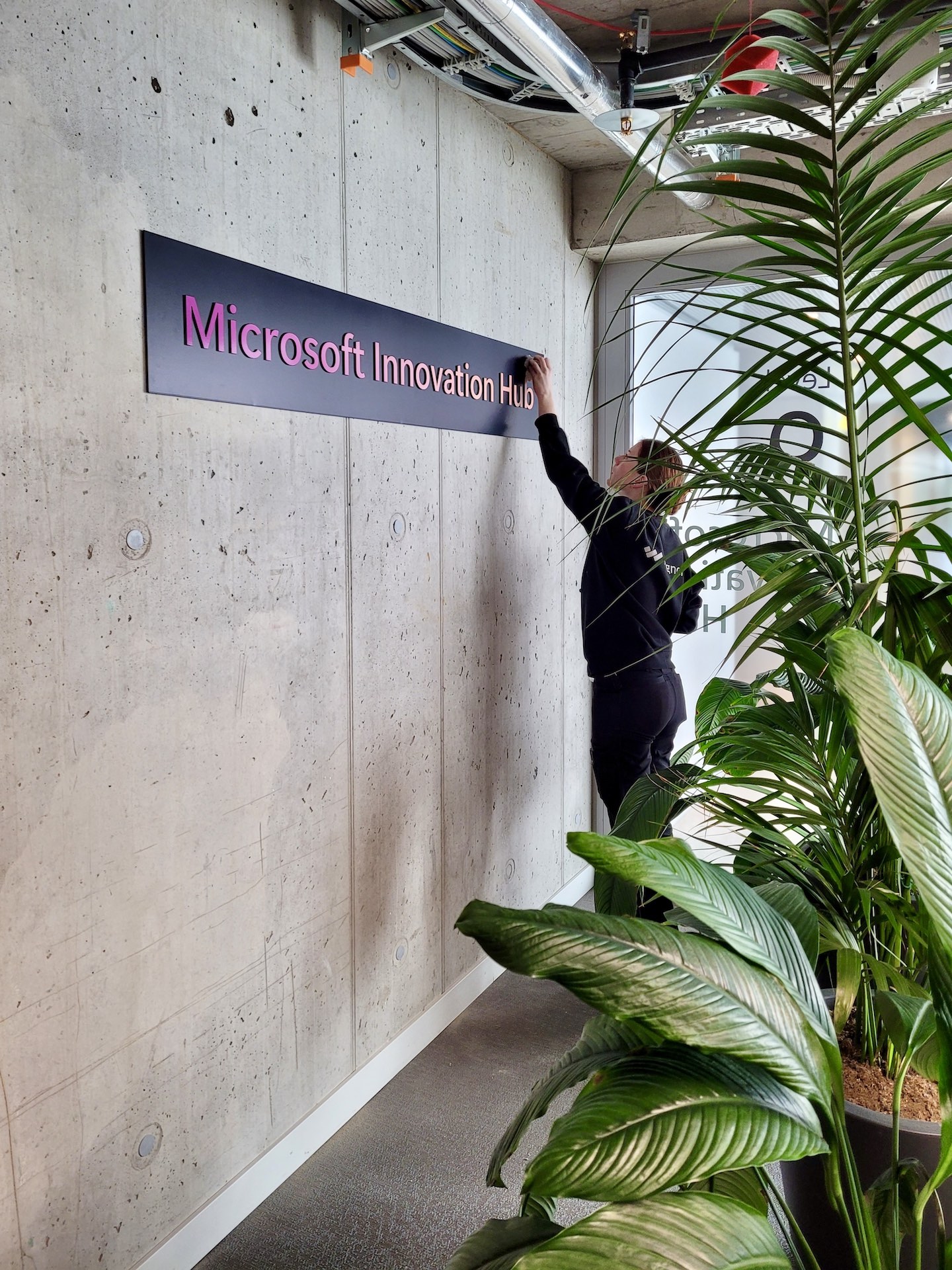 Joline montiert das Microsoft Innovation-Hub Logo im The Circle für Sodexo