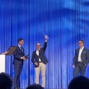 Michel Wagner nimmt den 1. Preis des Aargauer Unternehmenspreises entgegen.