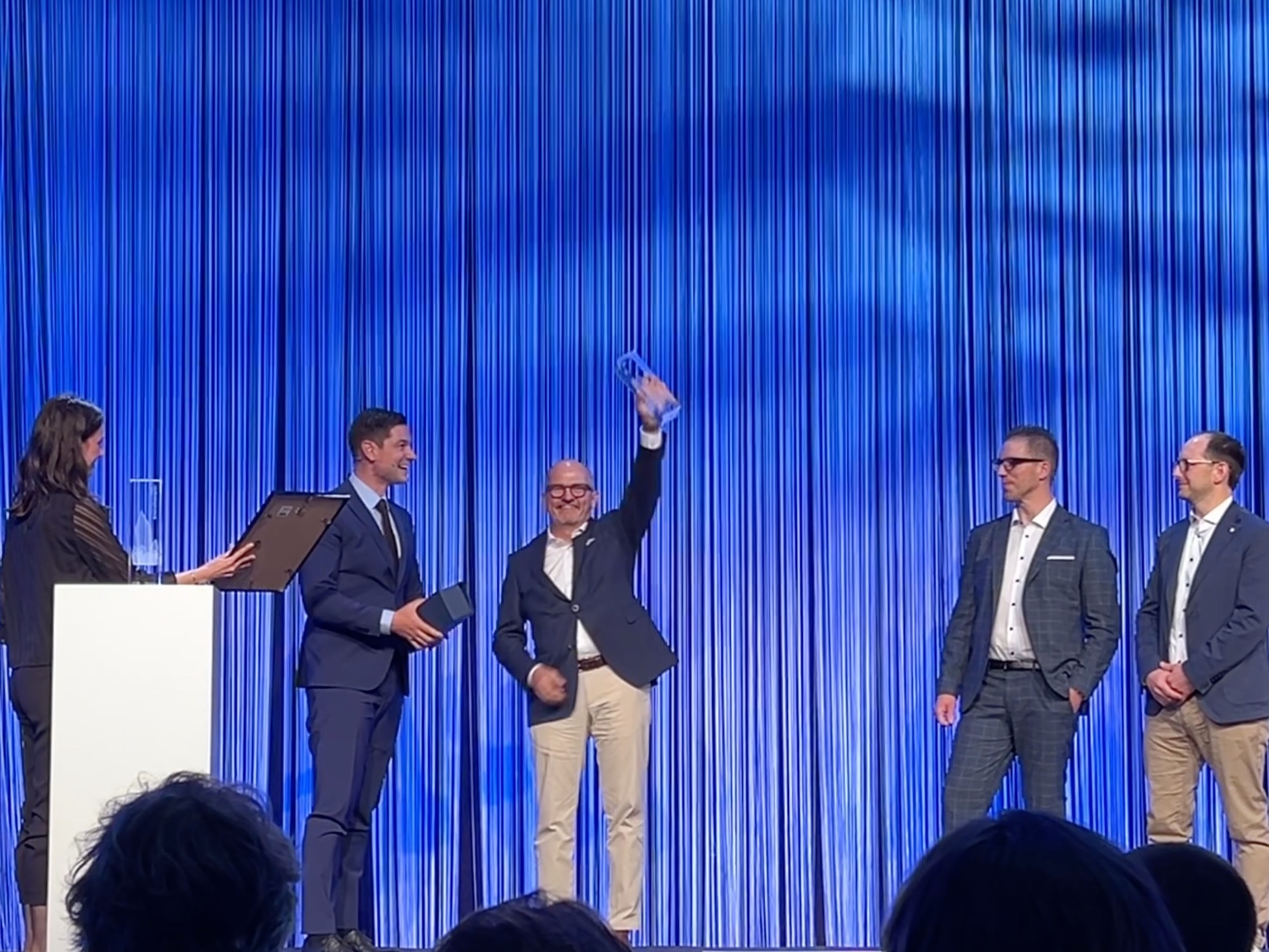 Michel Wagner nimmt den 1. Preis des Aargauer Unternehmenspreises entgegen.