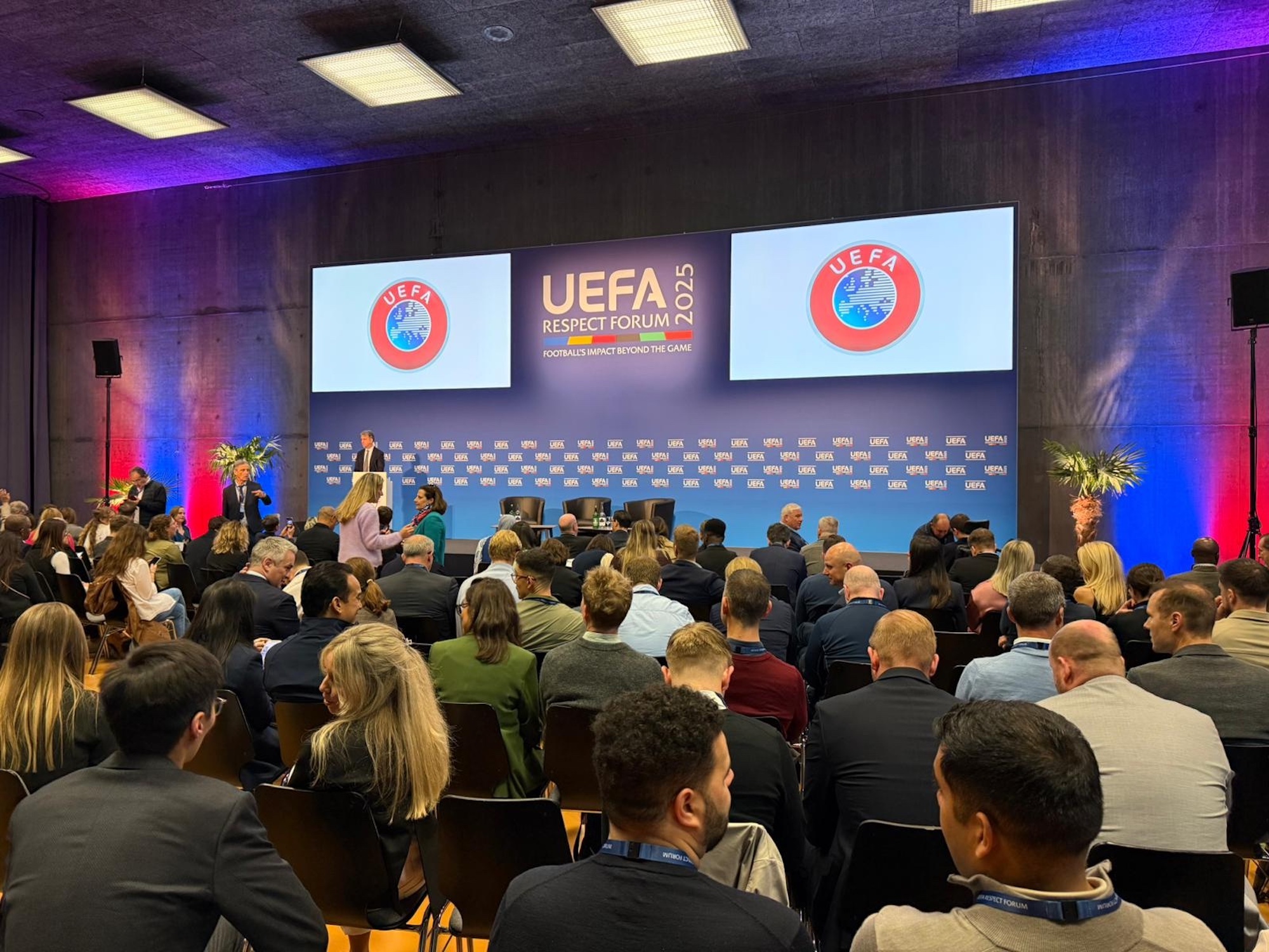 UEFA_Respect Forum mit Bühnenbild von Wagner Schriften