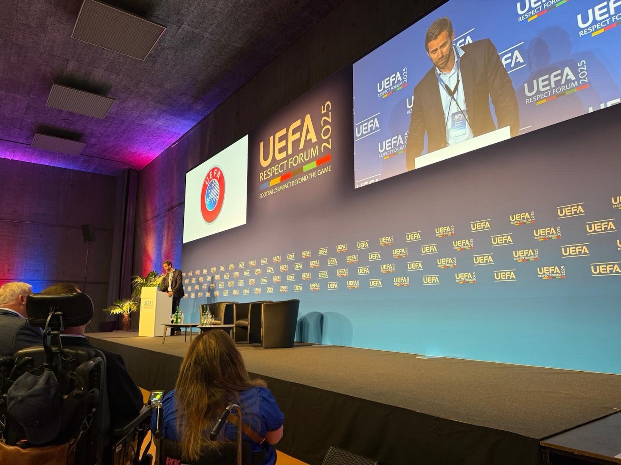 UEFA_Respect Forum mit Bühnenbild von Wagner Schriften