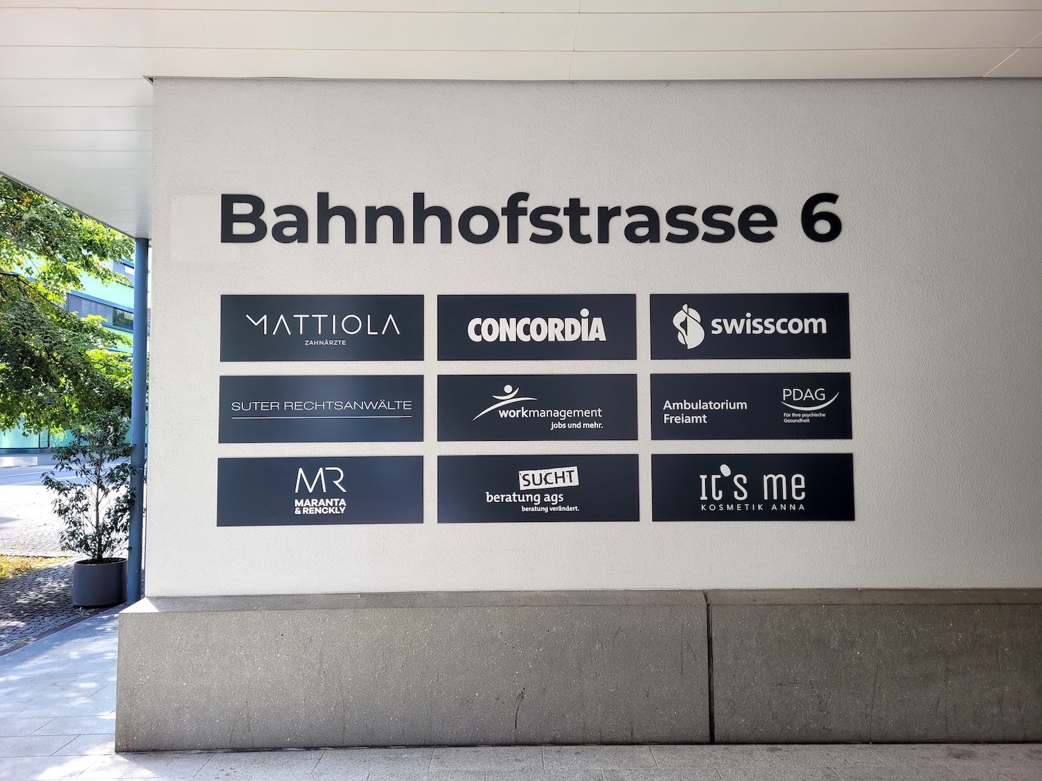 Infosystem-Gebaeude_Praxis-Mattiola_Wohlen Infosystem Gebäudebeschriftung Geschäftsliegenschaft Wohlen