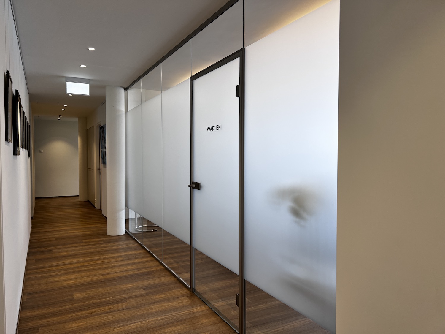 Sichtschutz-Beschriftung_Praxis-Mattiola