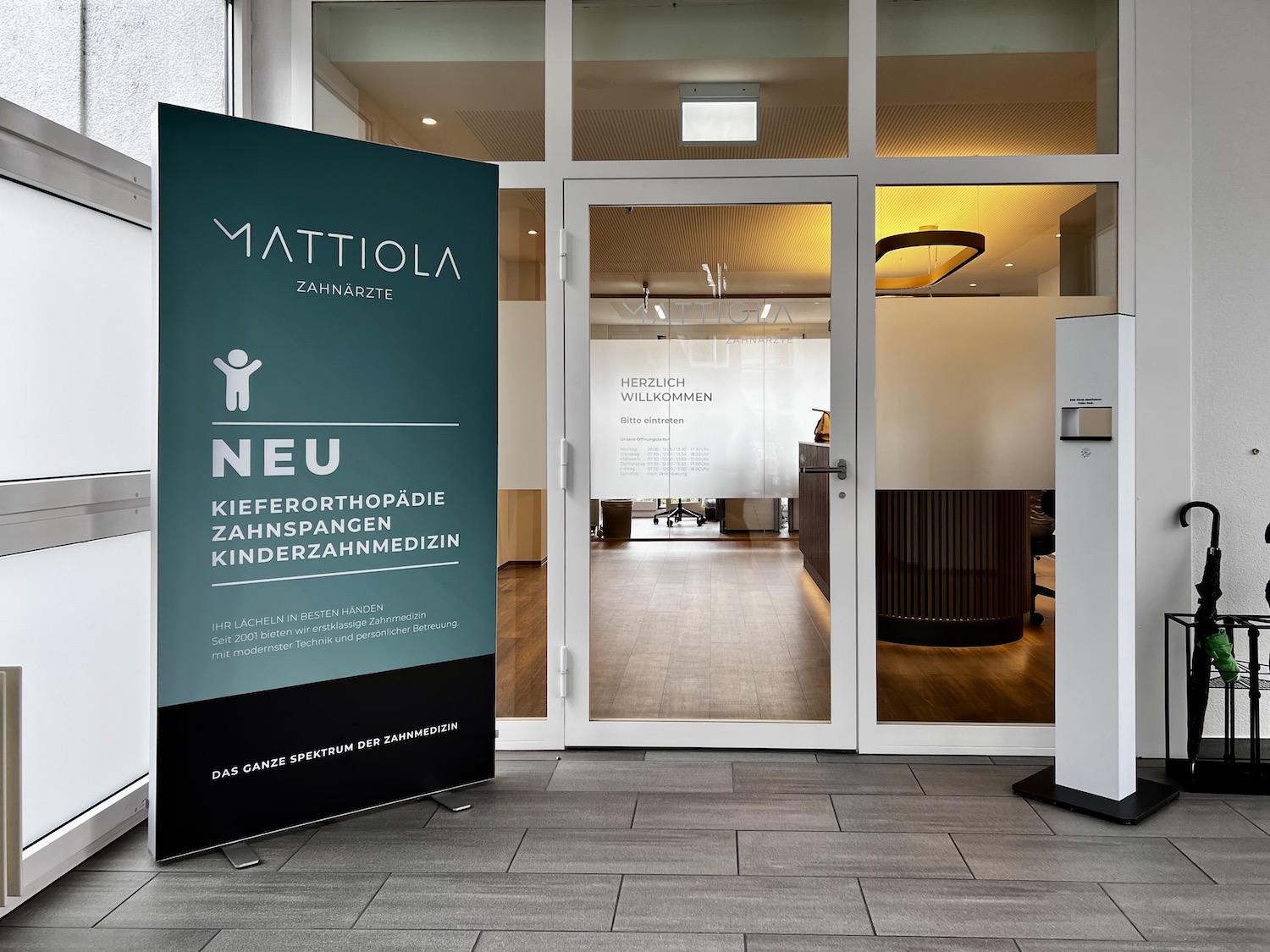 Werbedisplay-und-Beschriftung_Eingang_Parxis-Mattiola